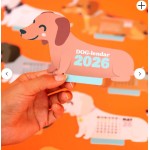 CALENDARIO DE SOBREMESA 2026 CON PEANA - DACHSHUND